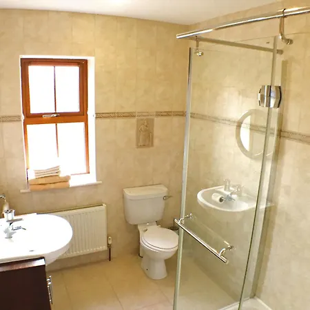 Alaind Lodges, * Sneem