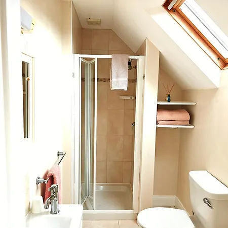 Alaind Lodges, بيت خشبي *